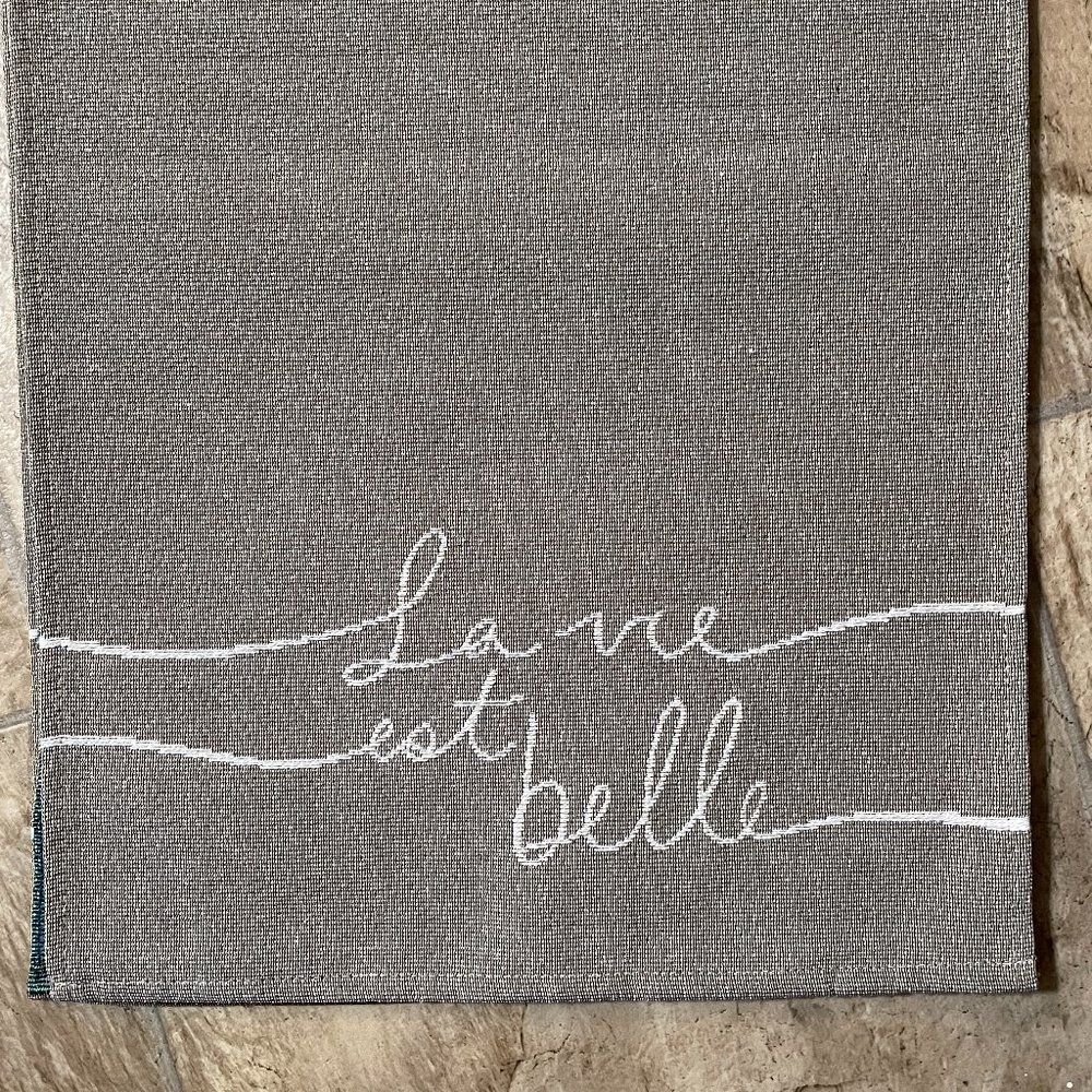 New! SIMONS La vie est belle Tapestry Table Runner NWOT